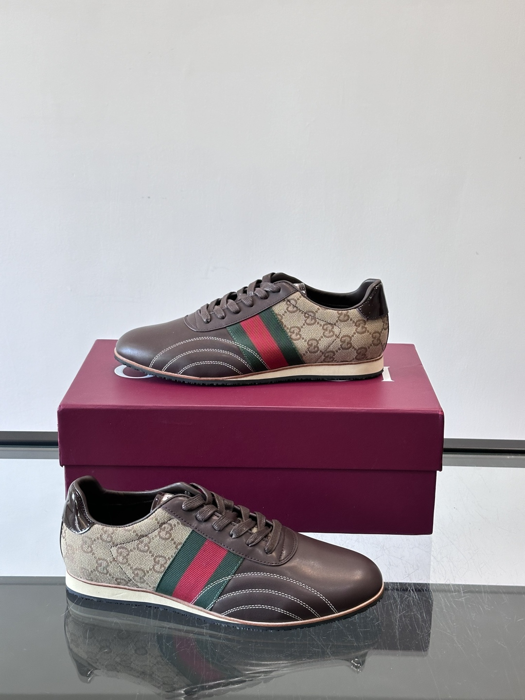 Gucci经典的复古运动鞋，采用皮革与GG老花帆布拼接设计，侧面饰有品牌标志性的红绿织带，鞋型圆润复古，