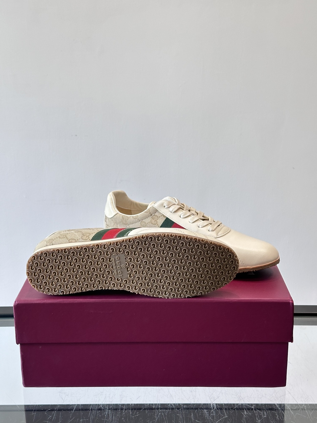Gucci经典的复古运动鞋，采用皮革与GG老花帆布拼接设计，侧面饰有品牌标志性的红绿织带，鞋型圆润复古，
