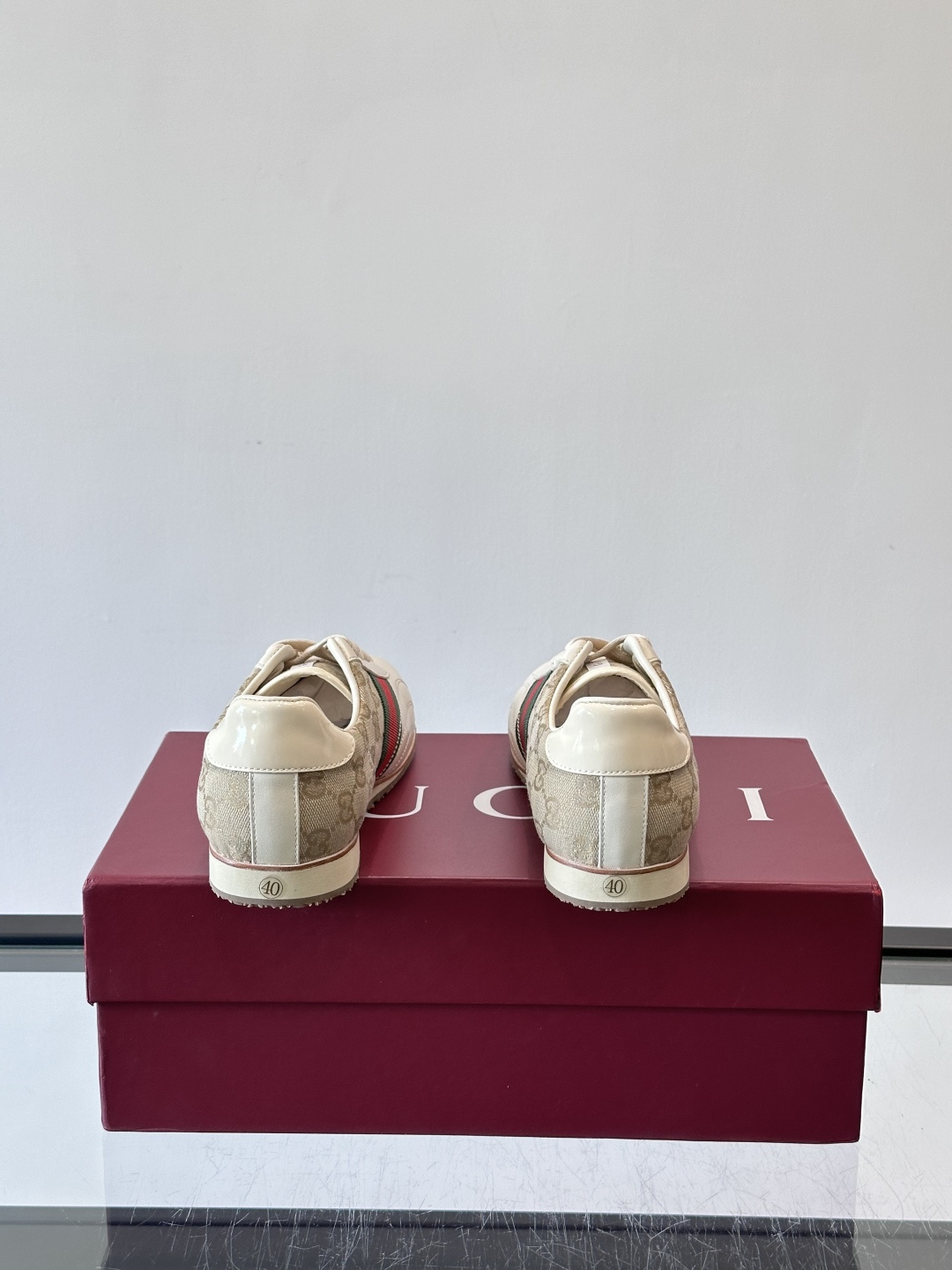 Gucci经典的复古运动鞋，采用皮革与GG老花帆布拼接设计，侧面饰有品牌标志性的红绿织带，鞋型圆润复古，