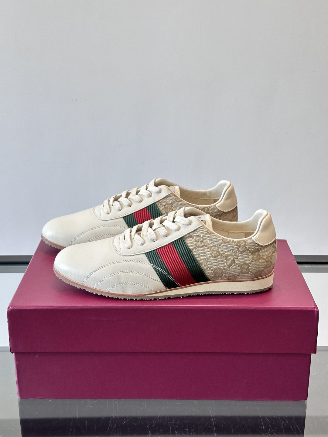 Gucci经典的复古运动鞋，采用皮革与GG老花帆布拼接设计，侧面饰有品牌标志性的红绿织带，鞋型圆润复古，