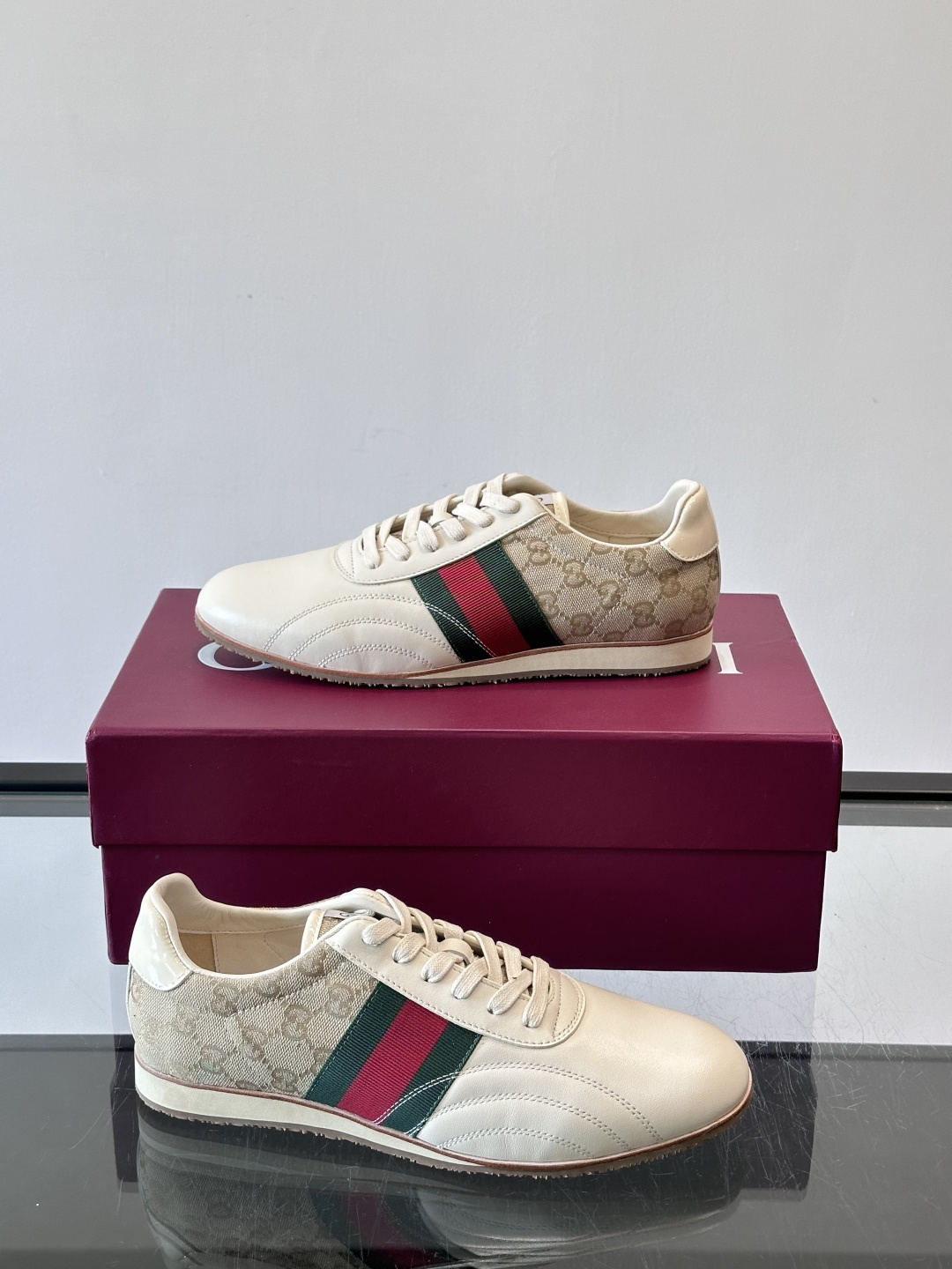 Gucci经典的复古运动鞋，采用皮革与GG老花帆布拼接设计，侧面饰有品牌标志性的红绿织带，鞋型圆润复古，
