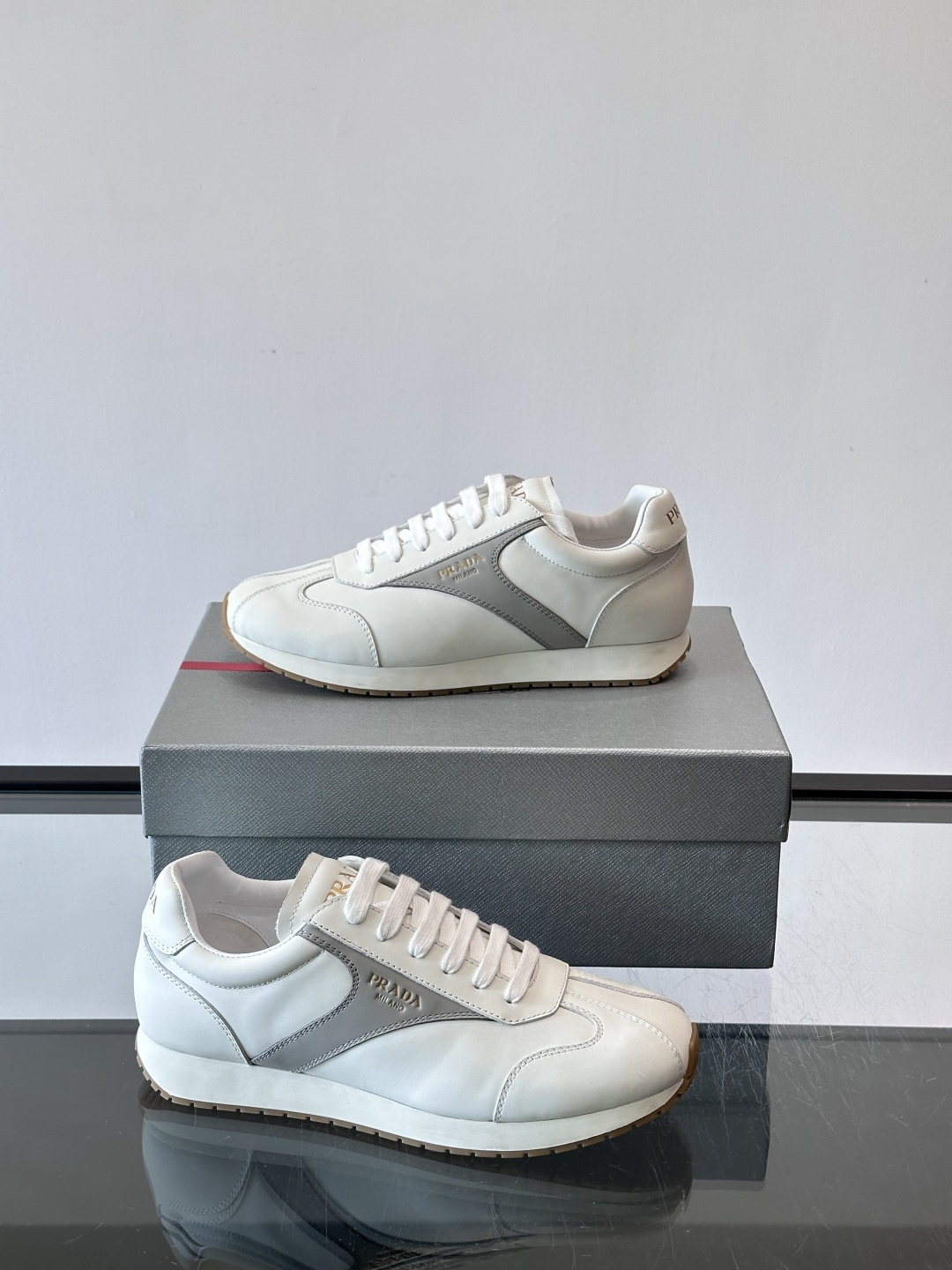 👟Prada这款拼接运动鞋，采用牛革，简约又有质感。侧面金色Logo超有辨识度✨，厚底橡胶鞋底，穿着舒适