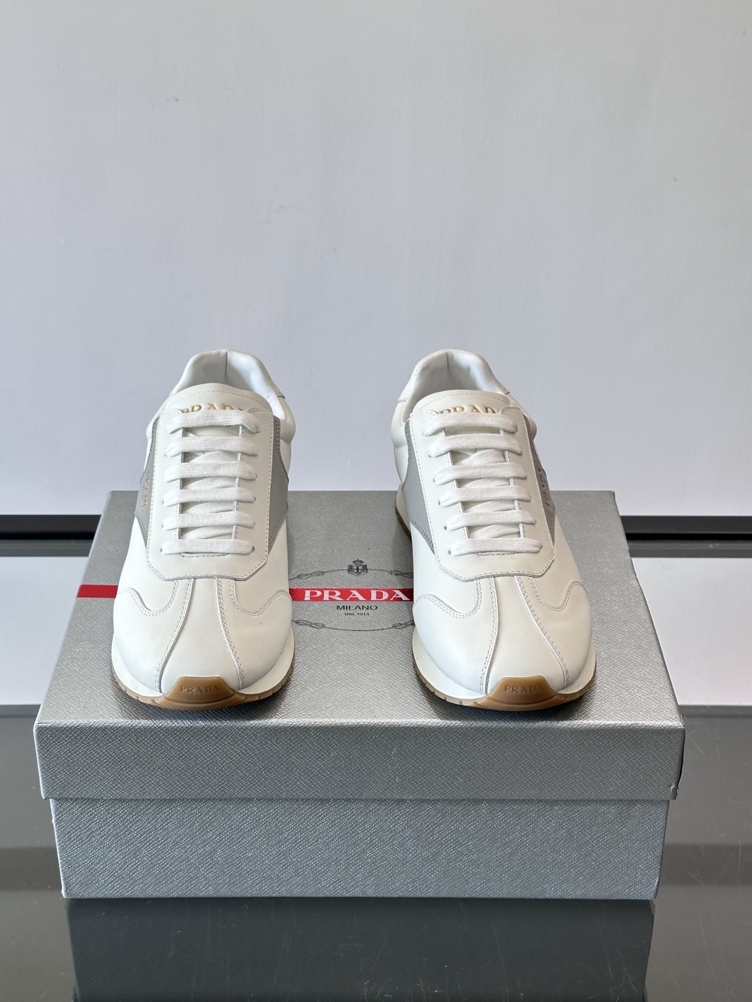 👟Prada这款拼接运动鞋，采用牛革，简约又有质感。侧面金色Logo超有辨识度✨，厚底橡胶鞋底，穿着舒适