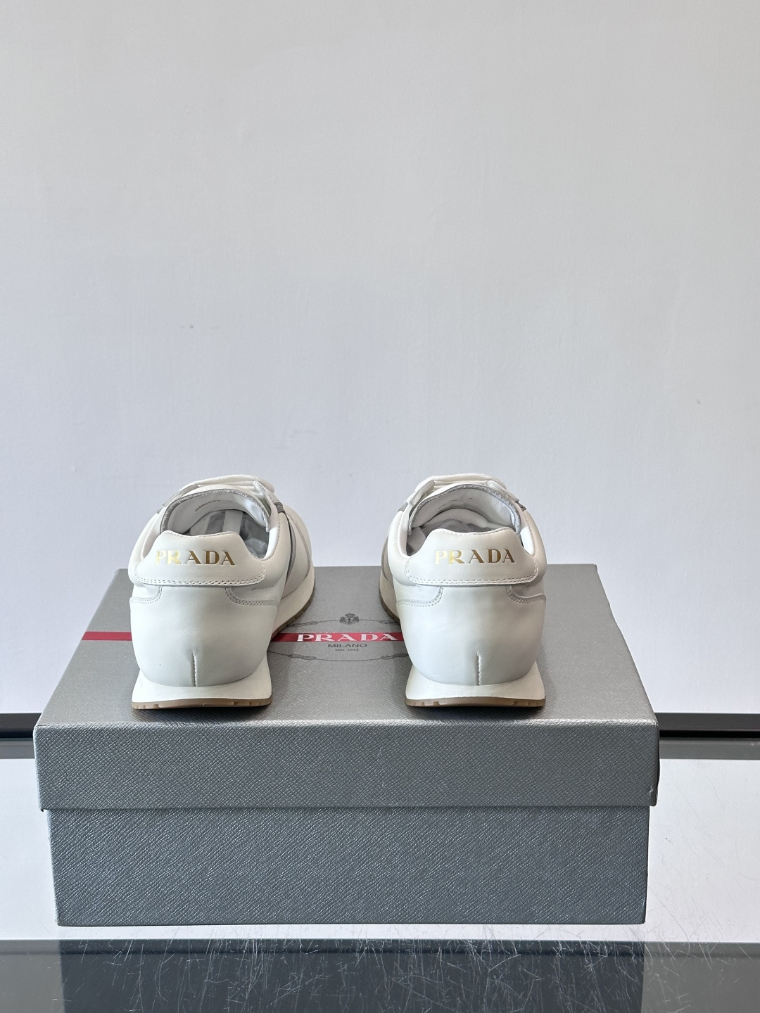 👟Prada这款拼接运动鞋，采用牛革，简约又有质感。侧面金色Logo超有辨识度✨，厚底橡胶鞋底，穿着舒适