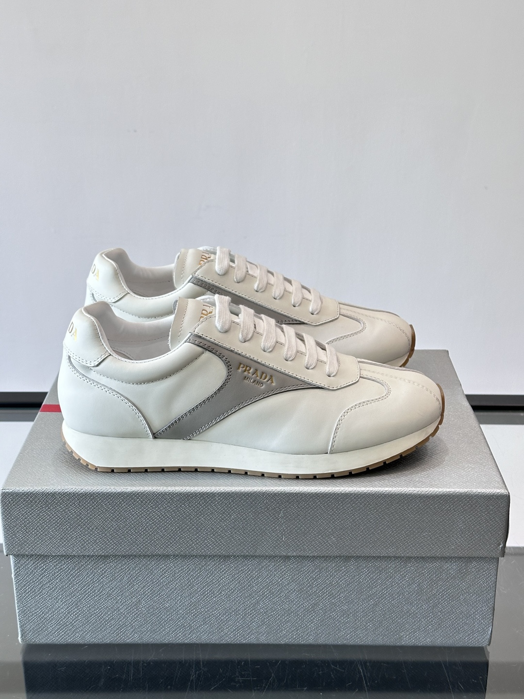 👟Prada这款拼接运动鞋，采用牛革，简约又有质感。侧面金色Logo超有辨识度✨，厚底橡胶鞋底，穿着舒适