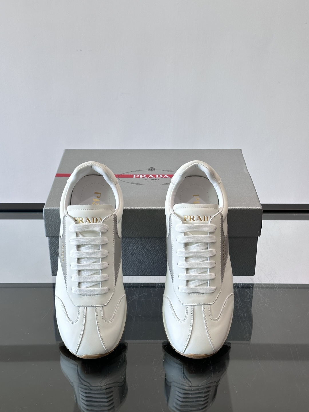 👟Prada这款拼接运动鞋，采用牛革，简约又有质感。侧面金色Logo超有辨识度✨，厚底橡胶鞋底，穿着舒适