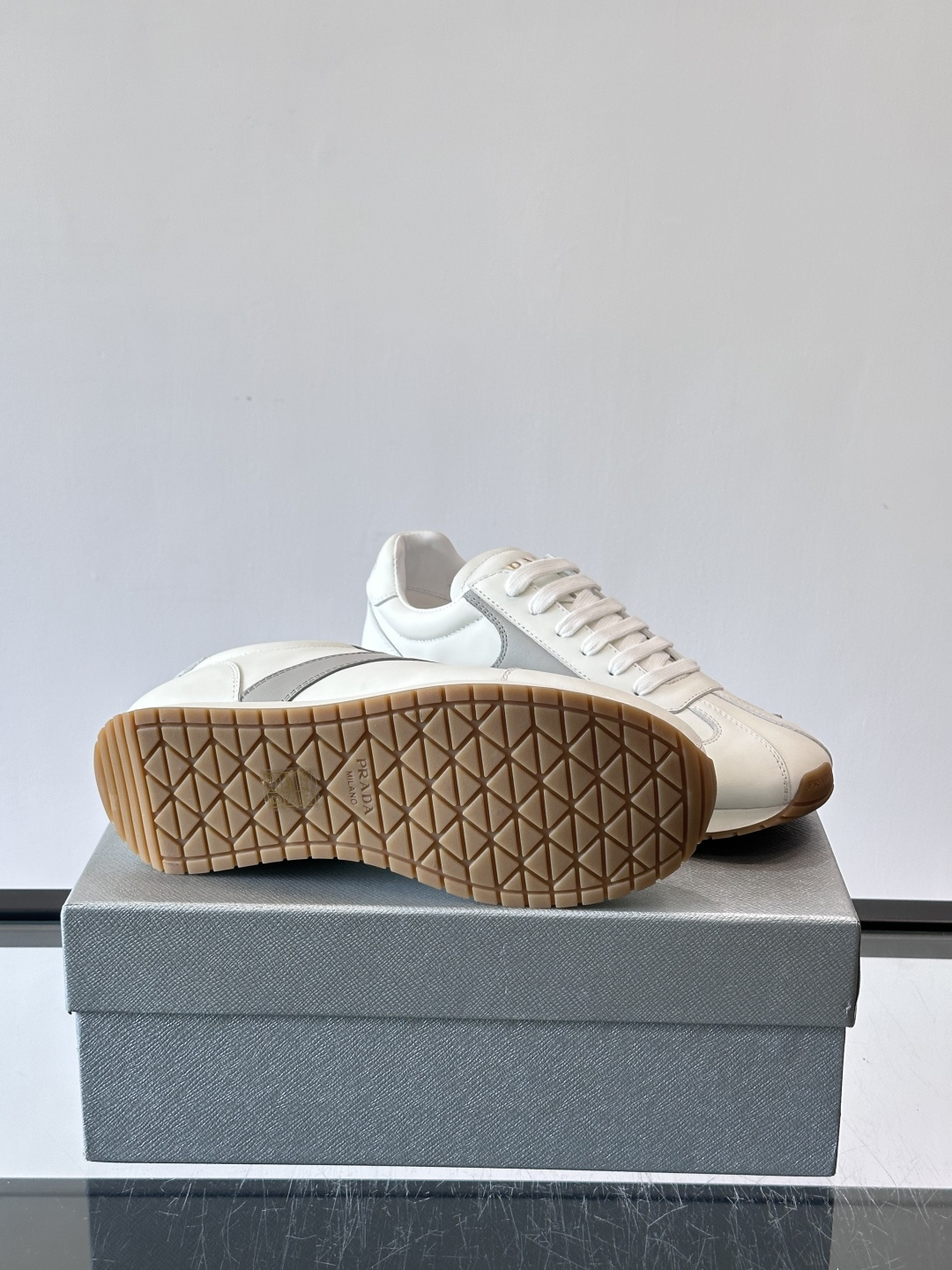 👟Prada这款拼接运动鞋，采用牛革，简约又有质感。侧面金色Logo超有辨识度✨，厚底橡胶鞋底，穿着舒适