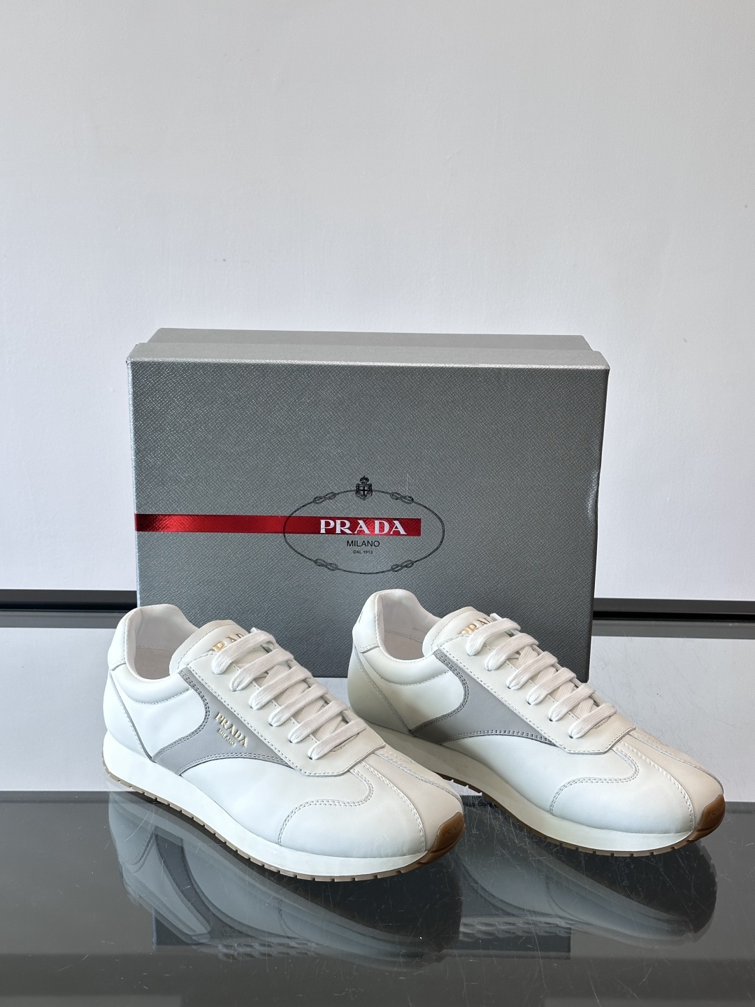 👟Prada这款拼接运动鞋，采用牛革，简约又有质感。侧面金色Logo超有辨识度✨，厚底橡胶鞋底，穿着舒适