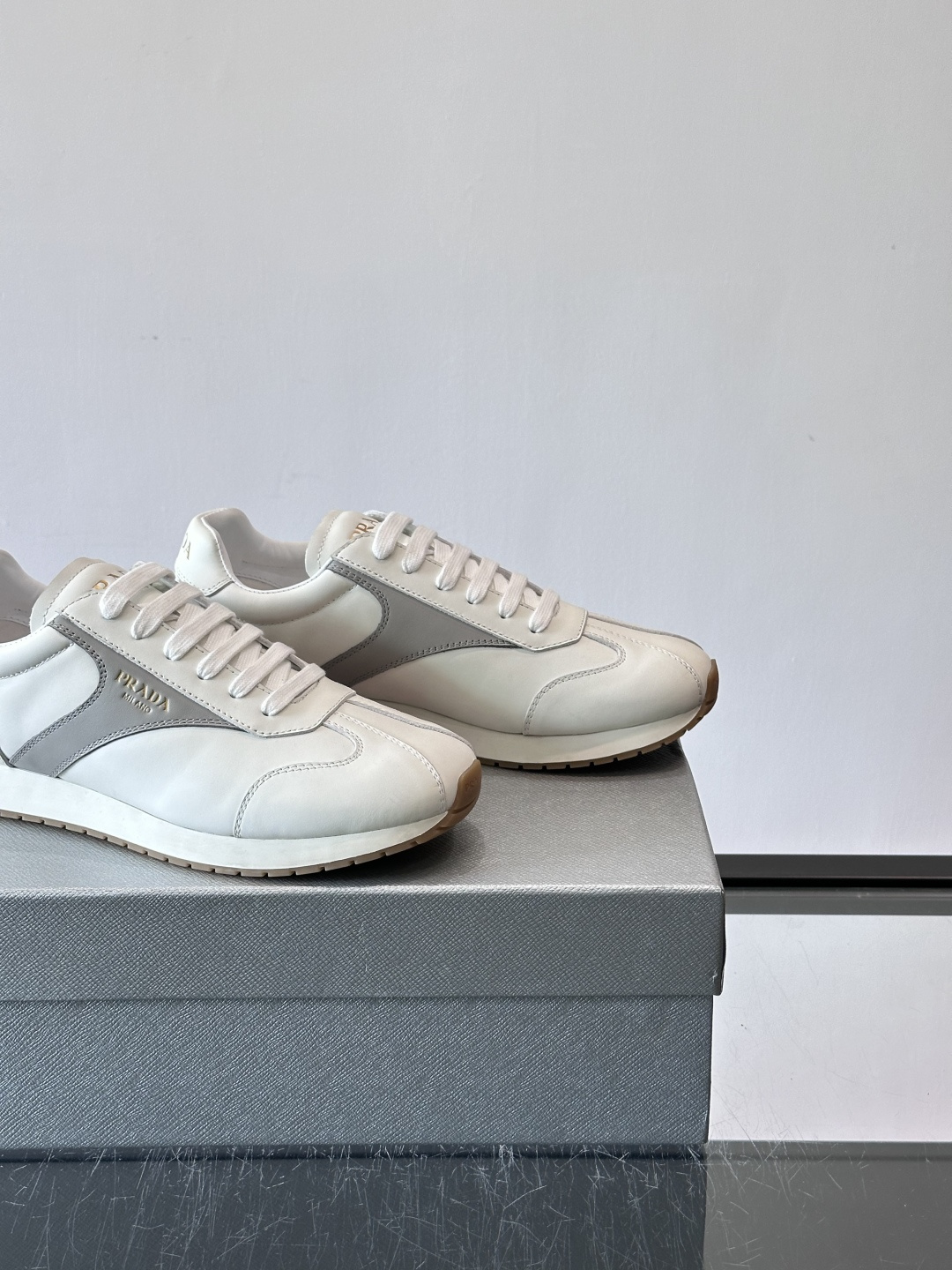 👟Prada这款拼接运动鞋，采用牛革，简约又有质感。侧面金色Logo超有辨识度✨，厚底橡胶鞋底，穿着舒适