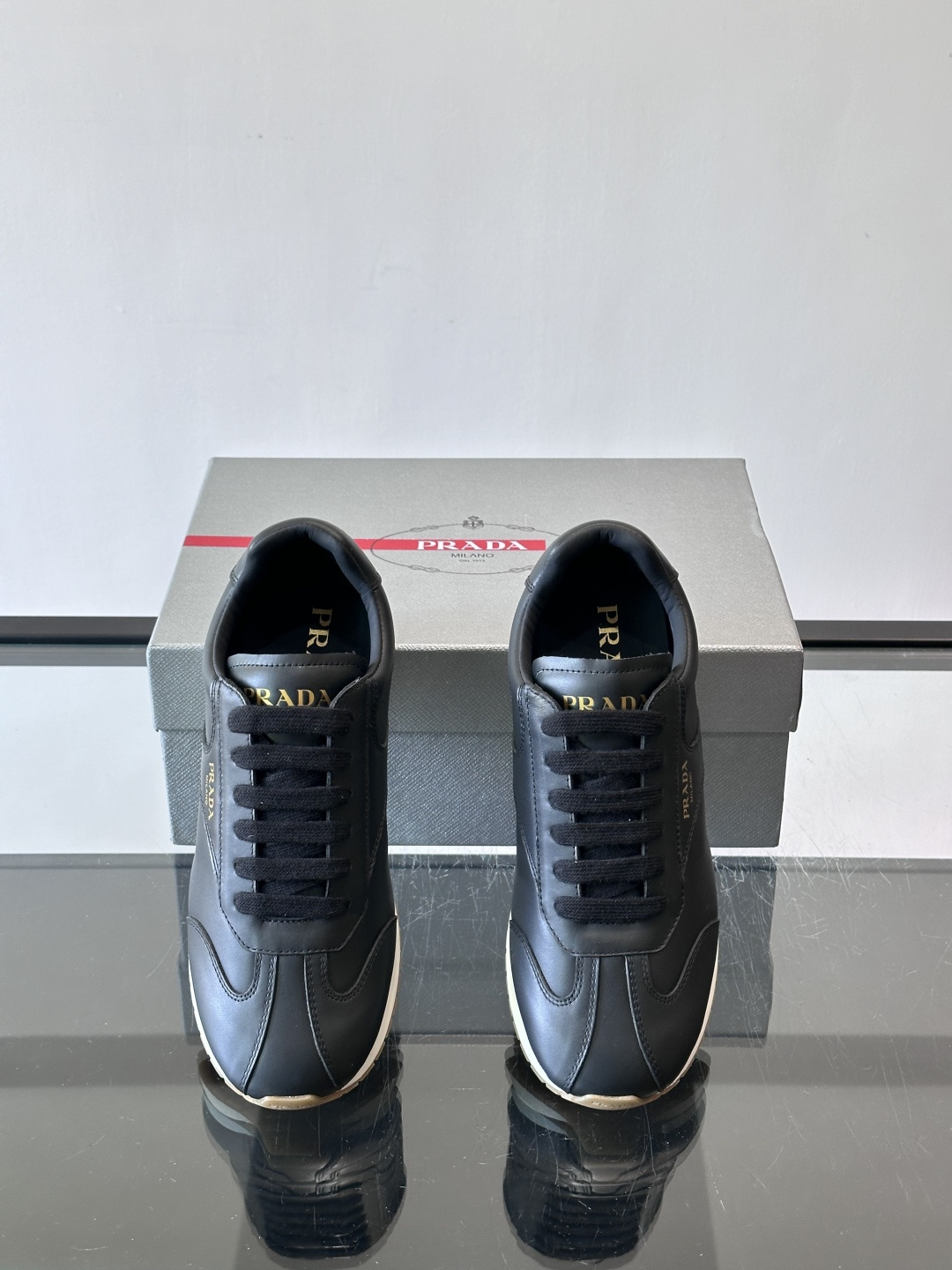 👟Prada这款拼接运动鞋，采用牛革，简约又有质感。侧面金色Logo超有辨识度✨，厚底橡胶鞋底，穿着舒适