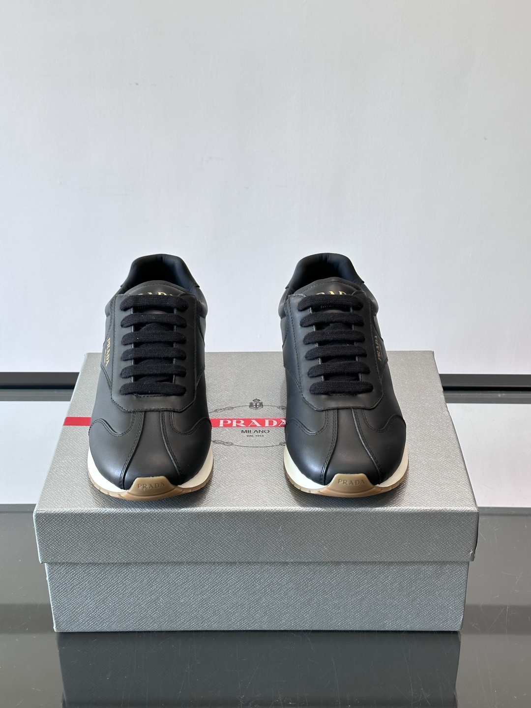 👟Prada这款拼接运动鞋，采用牛革，简约又有质感。侧面金色Logo超有辨识度✨，厚底橡胶鞋底，穿着舒适