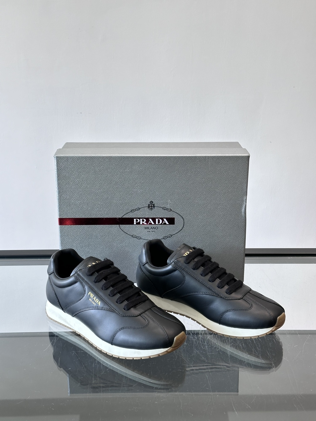 👟Prada这款拼接运动鞋，采用牛革，简约又有质感。侧面金色Logo超有辨识度✨，厚底橡胶鞋底，穿着舒适