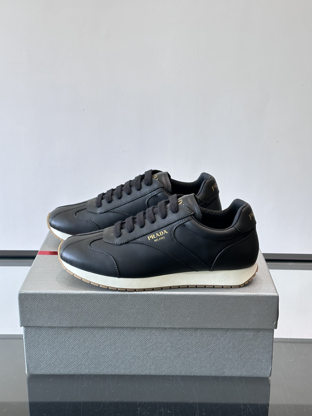 👟Prada这款拼接运动鞋，采用牛革，简约又有质感。侧面金色Logo超有辨识度✨，厚底橡胶鞋底，穿着舒适