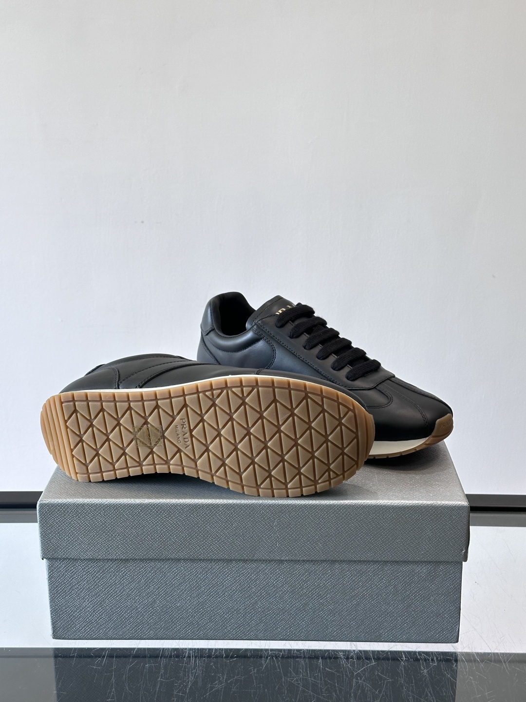 👟Prada这款拼接运动鞋，采用牛革，简约又有质感。侧面金色Logo超有辨识度✨，厚底橡胶鞋底，穿着舒适