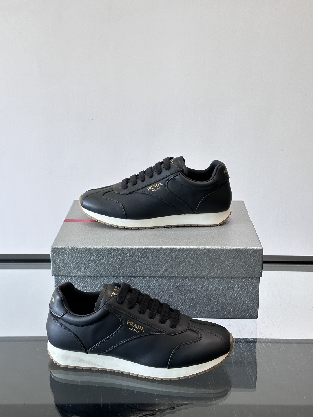 👟Prada这款拼接运动鞋，采用牛革，简约又有质感。侧面金色Logo超有辨识度✨，厚底橡胶鞋底，穿着舒适