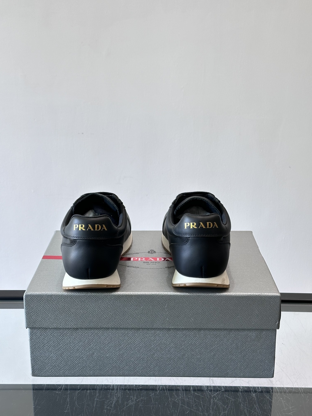 👟Prada这款拼接运动鞋，采用牛革，简约又有质感。侧面金色Logo超有辨识度✨，厚底橡胶鞋底，穿着舒适