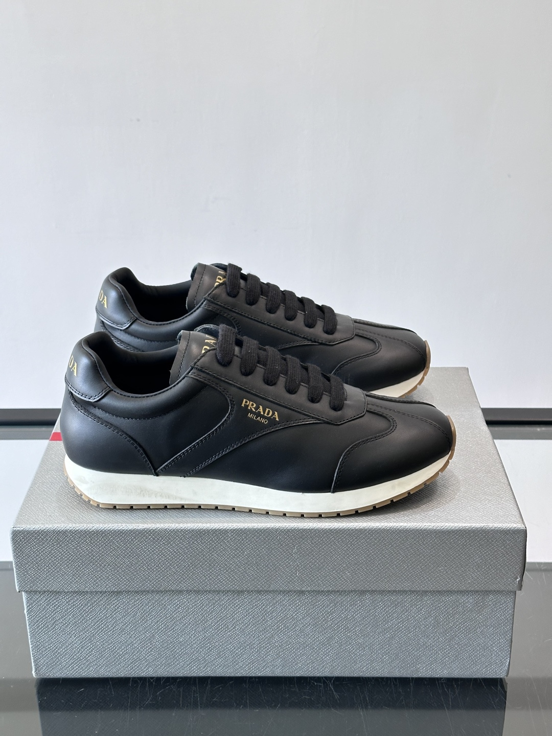 👟Prada这款拼接运动鞋，采用牛革，简约又有质感。侧面金色Logo超有辨识度✨，厚底橡胶鞋底，穿着舒适