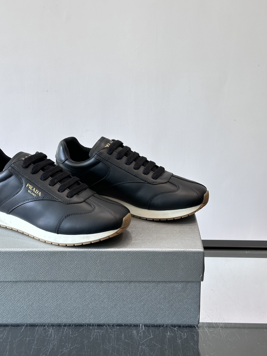 👟Prada这款拼接运动鞋，采用牛革，简约又有质感。侧面金色Logo超有辨识度✨，厚底橡胶鞋底，穿着舒适