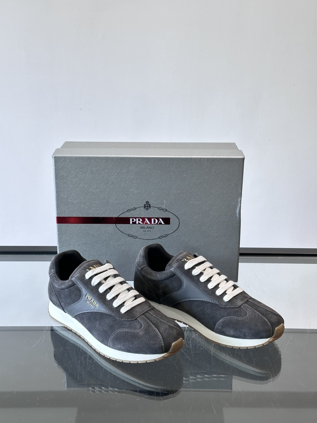 👟Prada这款拼接运动鞋，采用麂皮➕牛革，简约又有质感。侧面金色Logo超有辨识度✨，厚底橡胶鞋底，穿