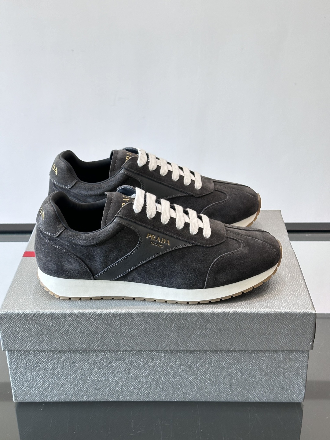 👟Prada这款拼接运动鞋，采用麂皮➕牛革，简约又有质感。侧面金色Logo超有辨识度✨，厚底橡胶鞋底，穿