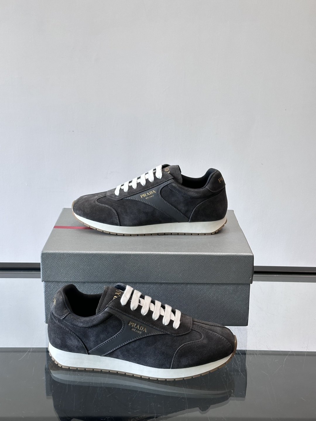 👟Prada这款拼接运动鞋，采用麂皮➕牛革，简约又有质感。侧面金色Logo超有辨识度✨，厚底橡胶鞋底，穿