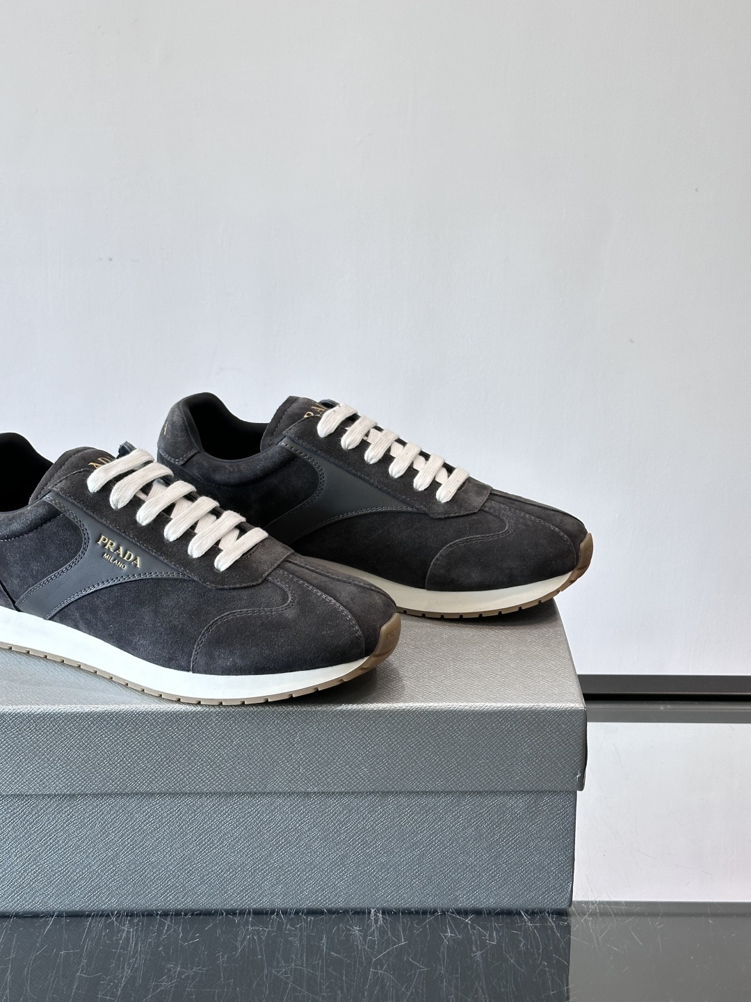 👟Prada这款拼接运动鞋，采用麂皮➕牛革，简约又有质感。侧面金色Logo超有辨识度✨，厚底橡胶鞋底，穿