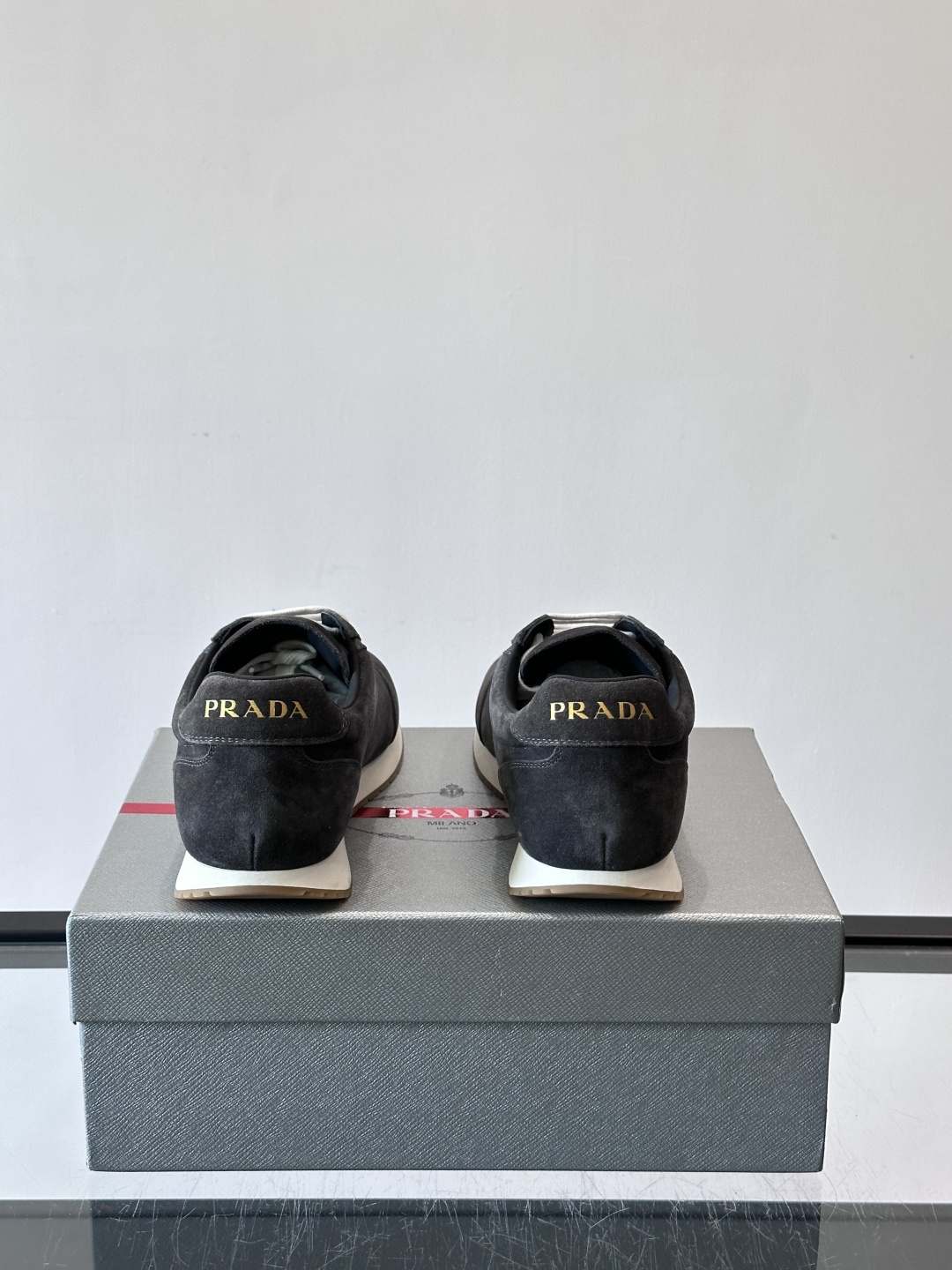 👟Prada这款拼接运动鞋，采用麂皮➕牛革，简约又有质感。侧面金色Logo超有辨识度✨，厚底橡胶鞋底，穿