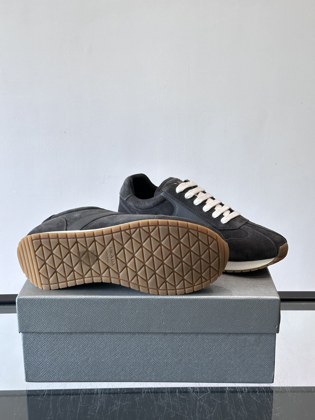 👟Prada这款拼接运动鞋，采用麂皮➕牛革，简约又有质感。侧面金色Logo超有辨识度✨，厚底橡胶鞋底，穿
