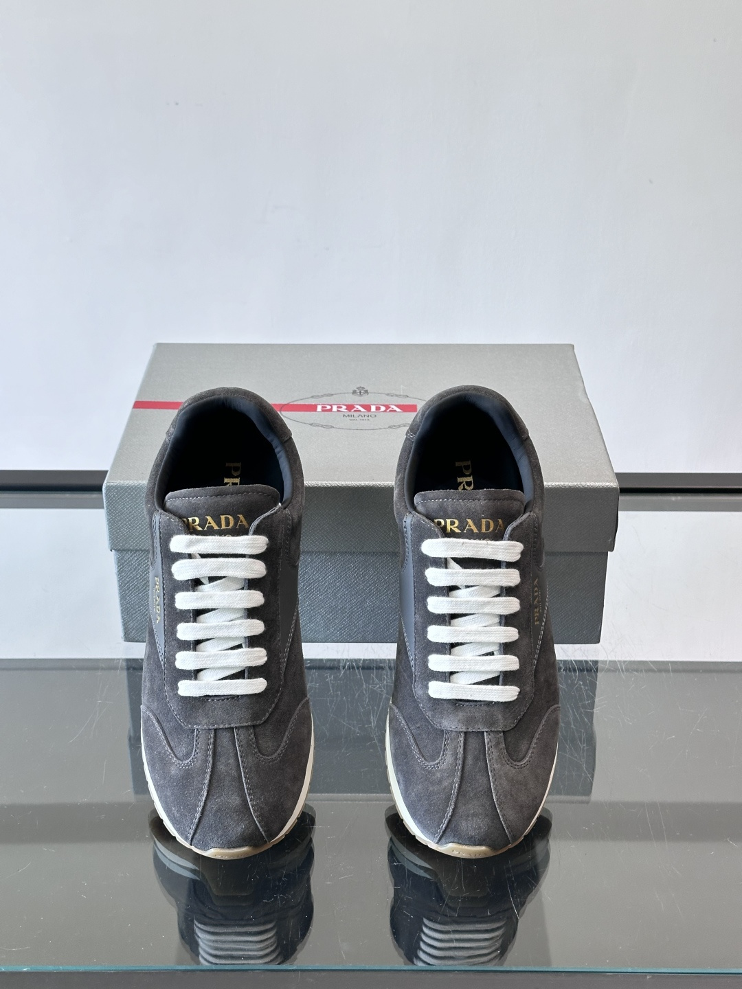 👟Prada这款拼接运动鞋，采用麂皮➕牛革，简约又有质感。侧面金色Logo超有辨识度✨，厚底橡胶鞋底，穿