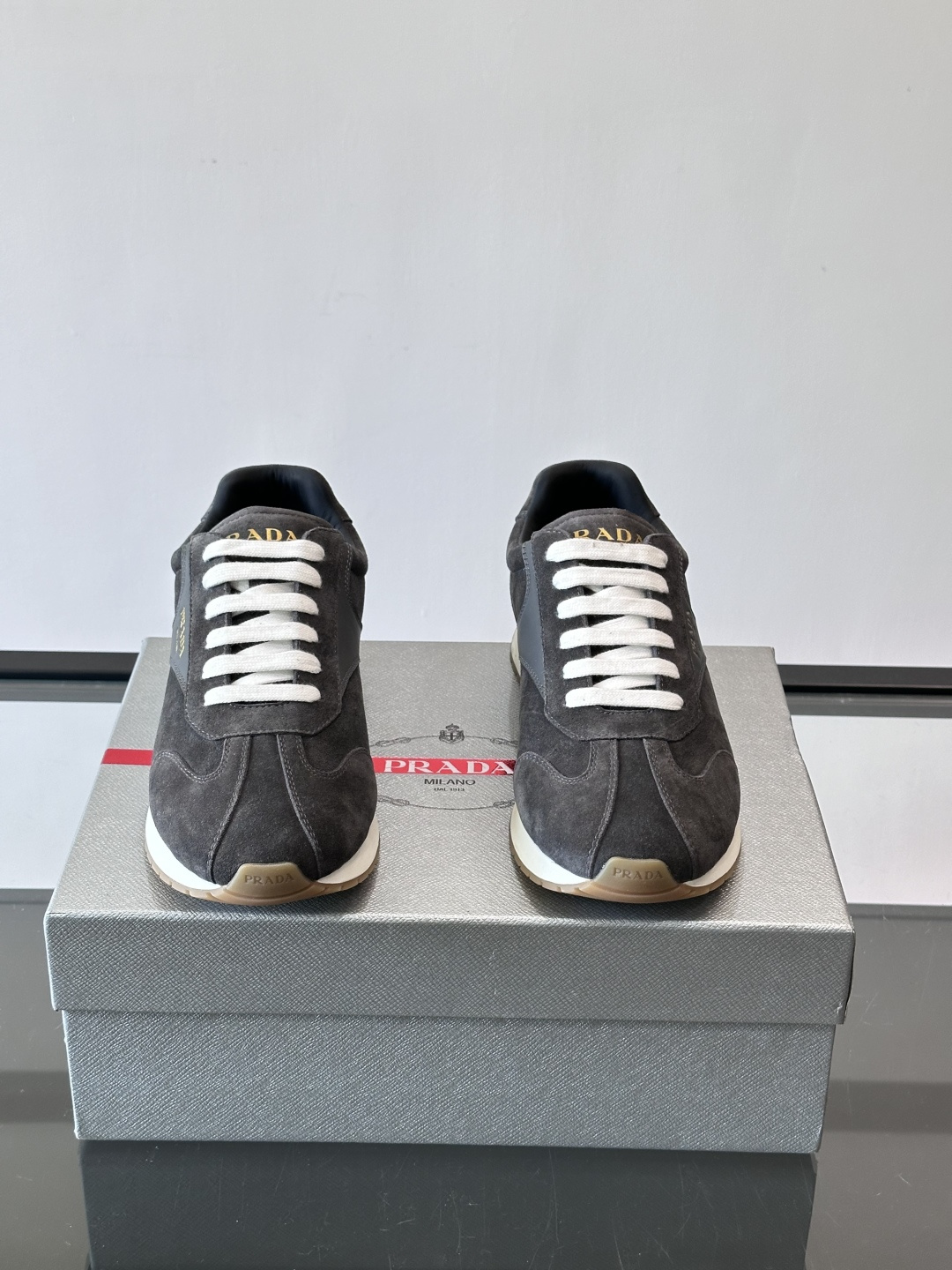 👟Prada这款拼接运动鞋，采用麂皮➕牛革，简约又有质感。侧面金色Logo超有辨识度✨，厚底橡胶鞋底，穿