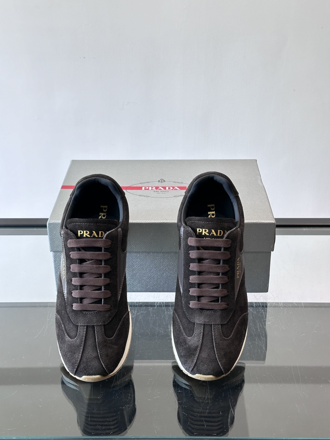 👟Prada这款拼接运动鞋，采用麂皮➕牛革，简约又有质感。侧面金色Logo超有辨识度✨，厚底橡胶鞋底，穿