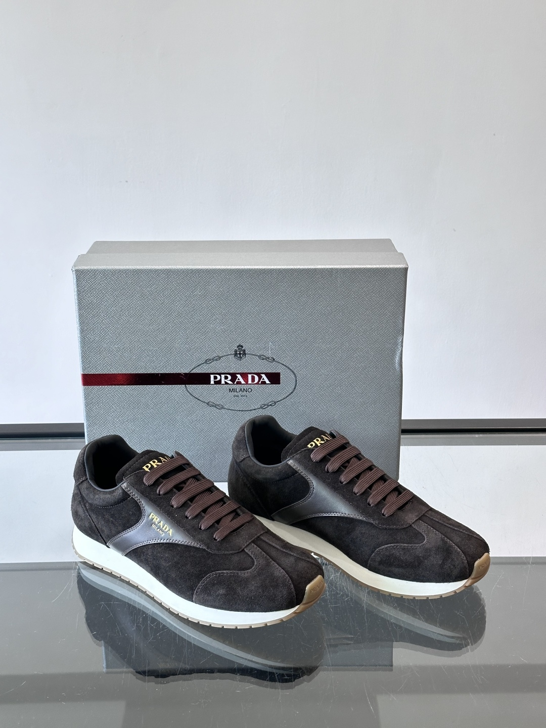 👟Prada这款拼接运动鞋，采用麂皮➕牛革，简约又有质感。侧面金色Logo超有辨识度✨，厚底橡胶鞋底，穿