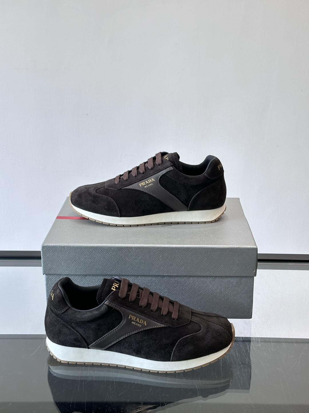 👟Prada这款拼接运动鞋，采用麂皮➕牛革，简约又有质感。侧面金色Logo超有辨识度✨，厚底橡胶鞋底，穿