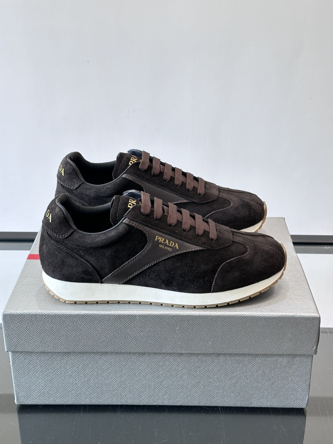 👟Prada这款拼接运动鞋，采用麂皮➕牛革，简约又有质感。侧面金色Logo超有辨识度✨，厚底橡胶鞋底，穿