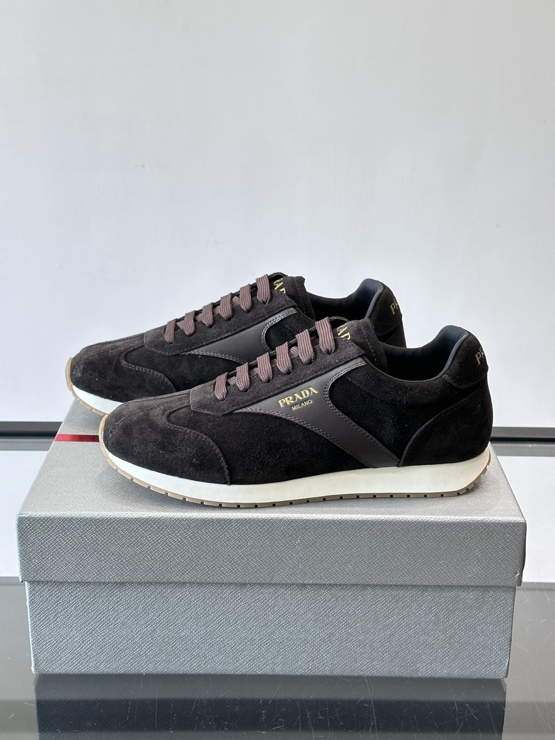 👟Prada这款拼接运动鞋，采用麂皮➕牛革，简约又有质感。侧面金色Logo超有辨识度✨，厚底橡胶鞋底，穿