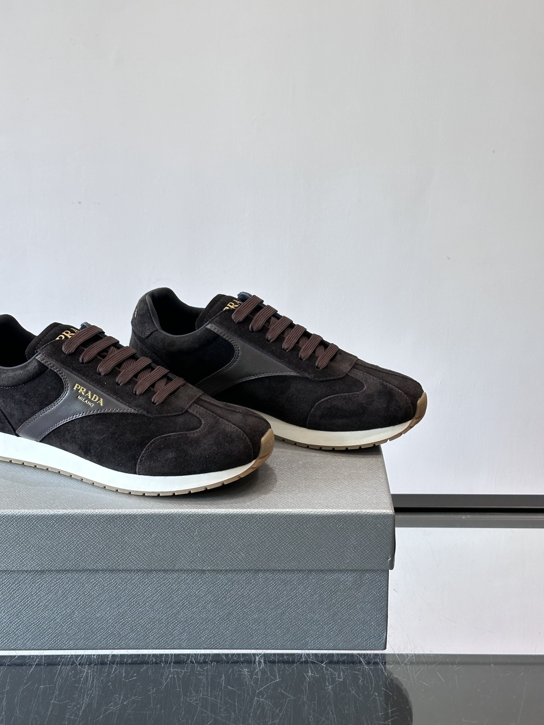 👟Prada这款拼接运动鞋，采用麂皮➕牛革，简约又有质感。侧面金色Logo超有辨识度✨，厚底橡胶鞋底，穿