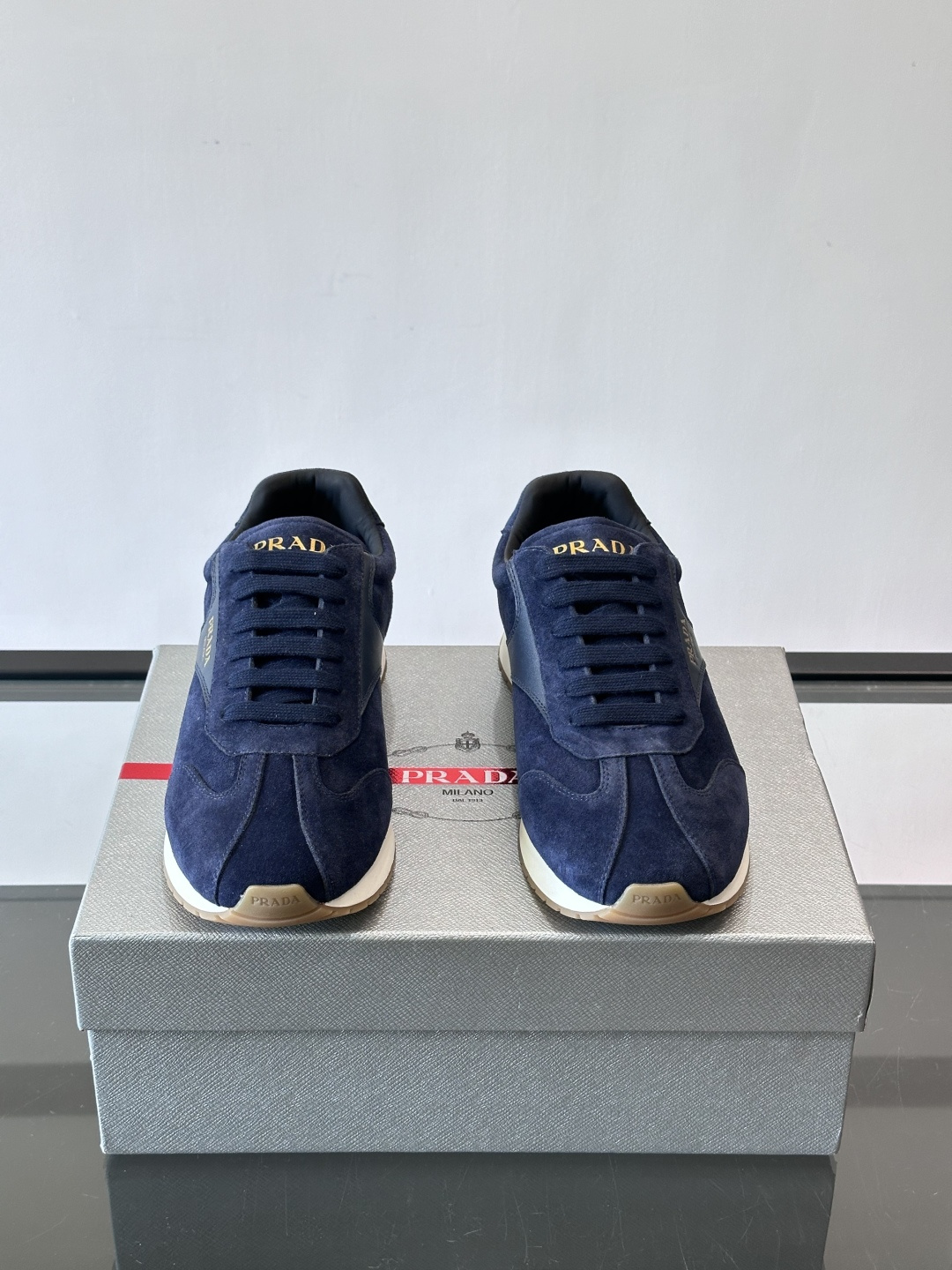 👟Prada这款拼接运动鞋，采用麂皮➕牛革，简约又有质感。侧面金色Logo超有辨识度✨，厚底橡胶鞋底，穿