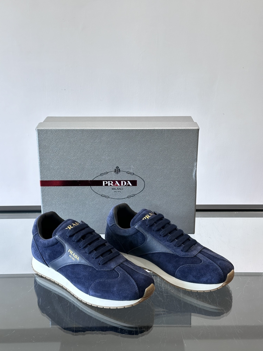 👟Prada这款拼接运动鞋，采用麂皮➕牛革，简约又有质感。侧面金色Logo超有辨识度✨，厚底橡胶鞋底，穿