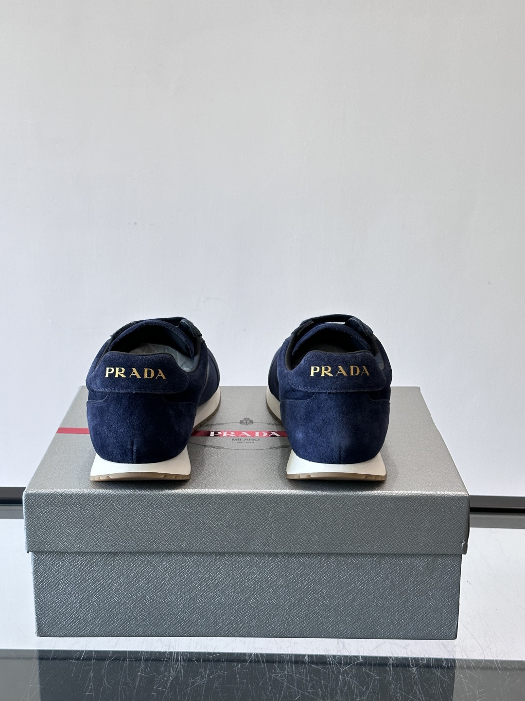 👟Prada这款拼接运动鞋，采用麂皮➕牛革，简约又有质感。侧面金色Logo超有辨识度✨，厚底橡胶鞋底，穿