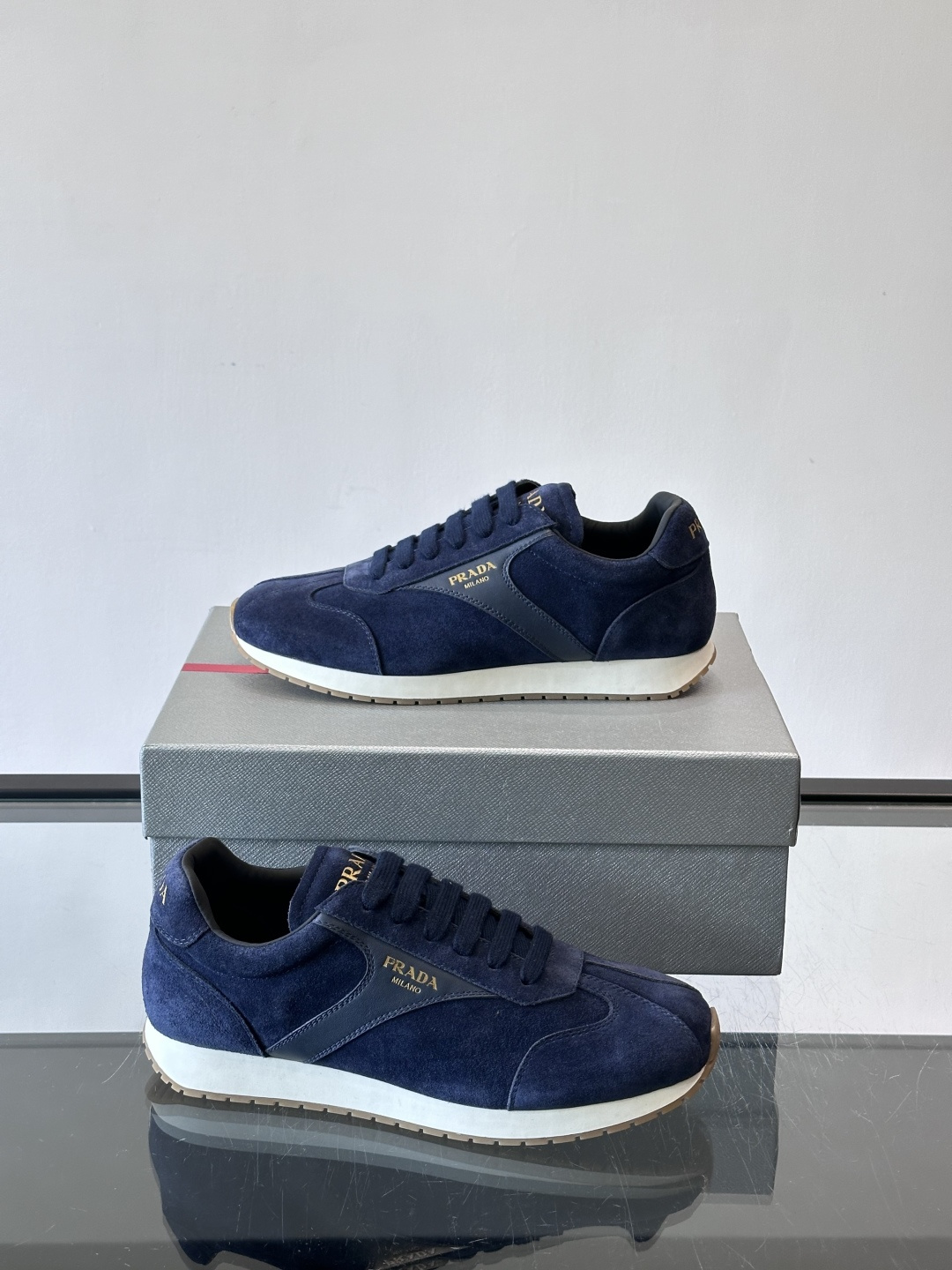 👟Prada这款拼接运动鞋，采用麂皮➕牛革，简约又有质感。侧面金色Logo超有辨识度✨，厚底橡胶鞋底，穿