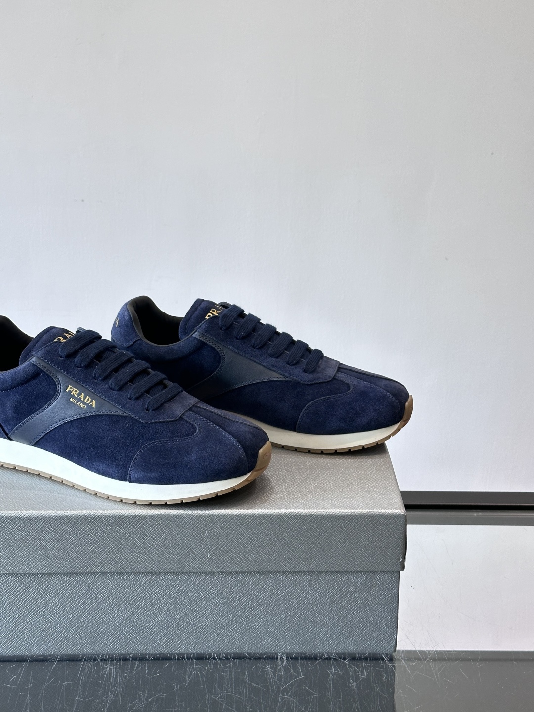 👟Prada这款拼接运动鞋，采用麂皮➕牛革，简约又有质感。侧面金色Logo超有辨识度✨，厚底橡胶鞋底，穿