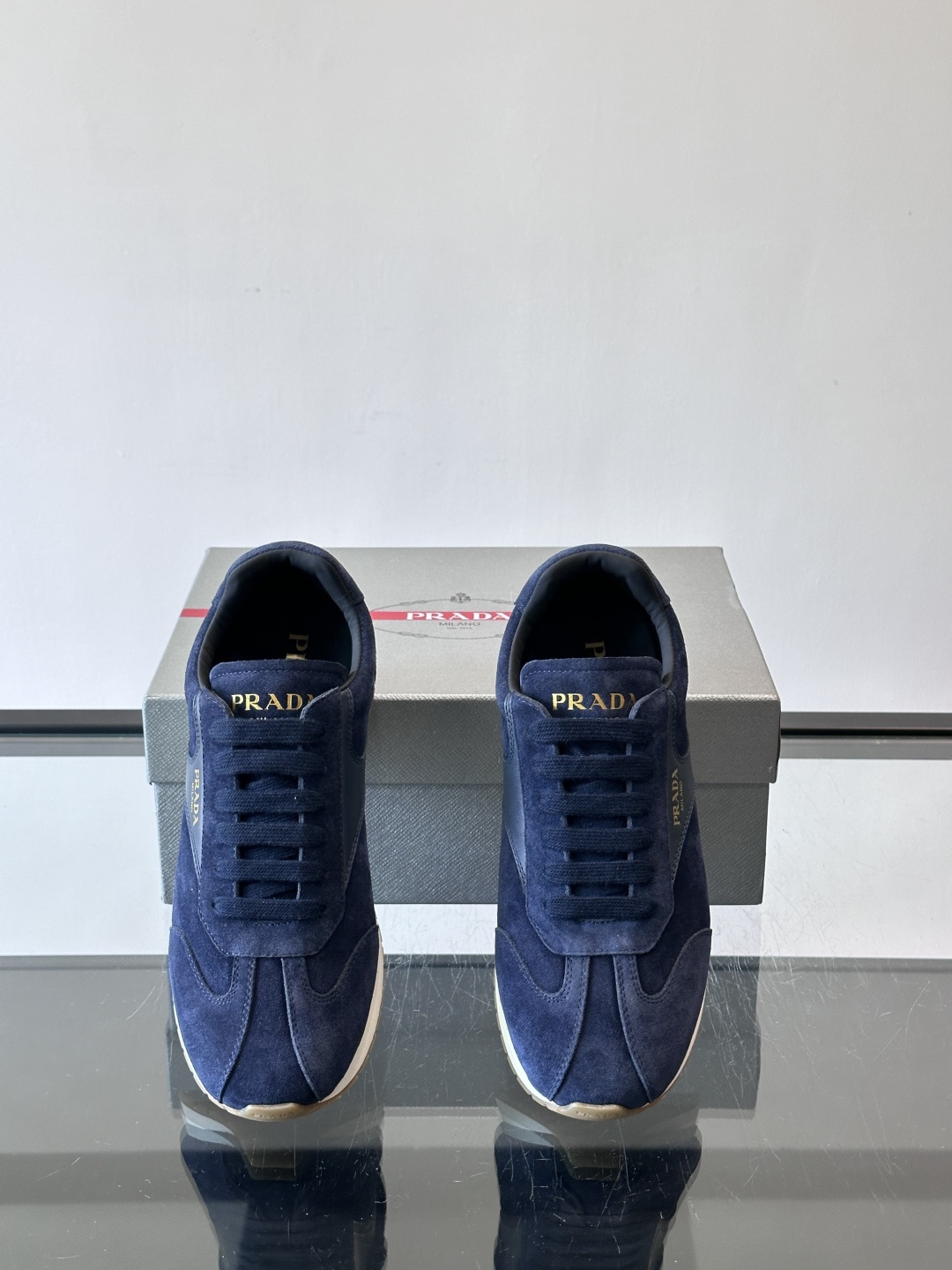 👟Prada这款拼接运动鞋，采用麂皮➕牛革，简约又有质感。侧面金色Logo超有辨识度✨，厚底橡胶鞋底，穿