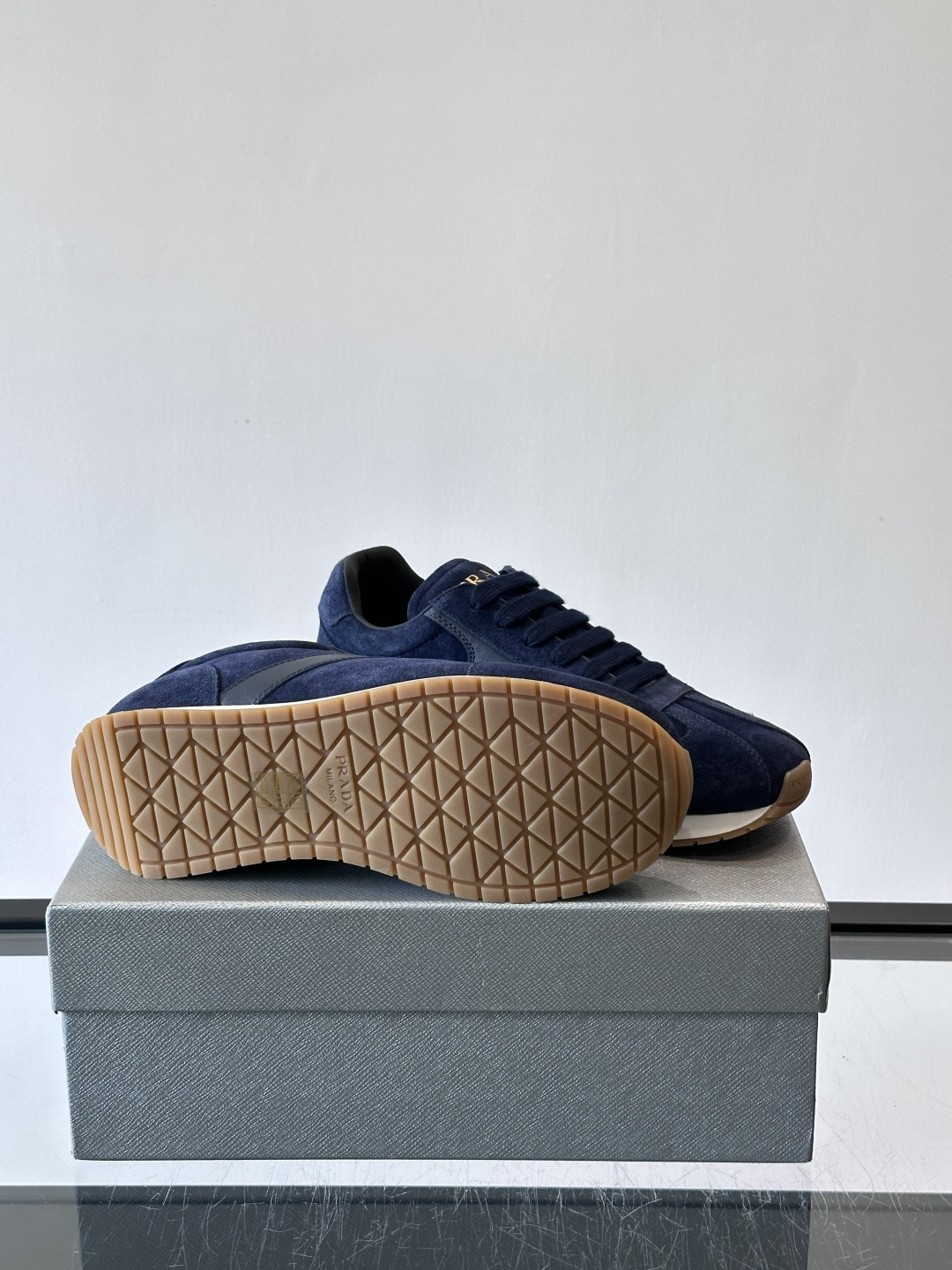 👟Prada这款拼接运动鞋，采用麂皮➕牛革，简约又有质感。侧面金色Logo超有辨识度✨，厚底橡胶鞋底，穿