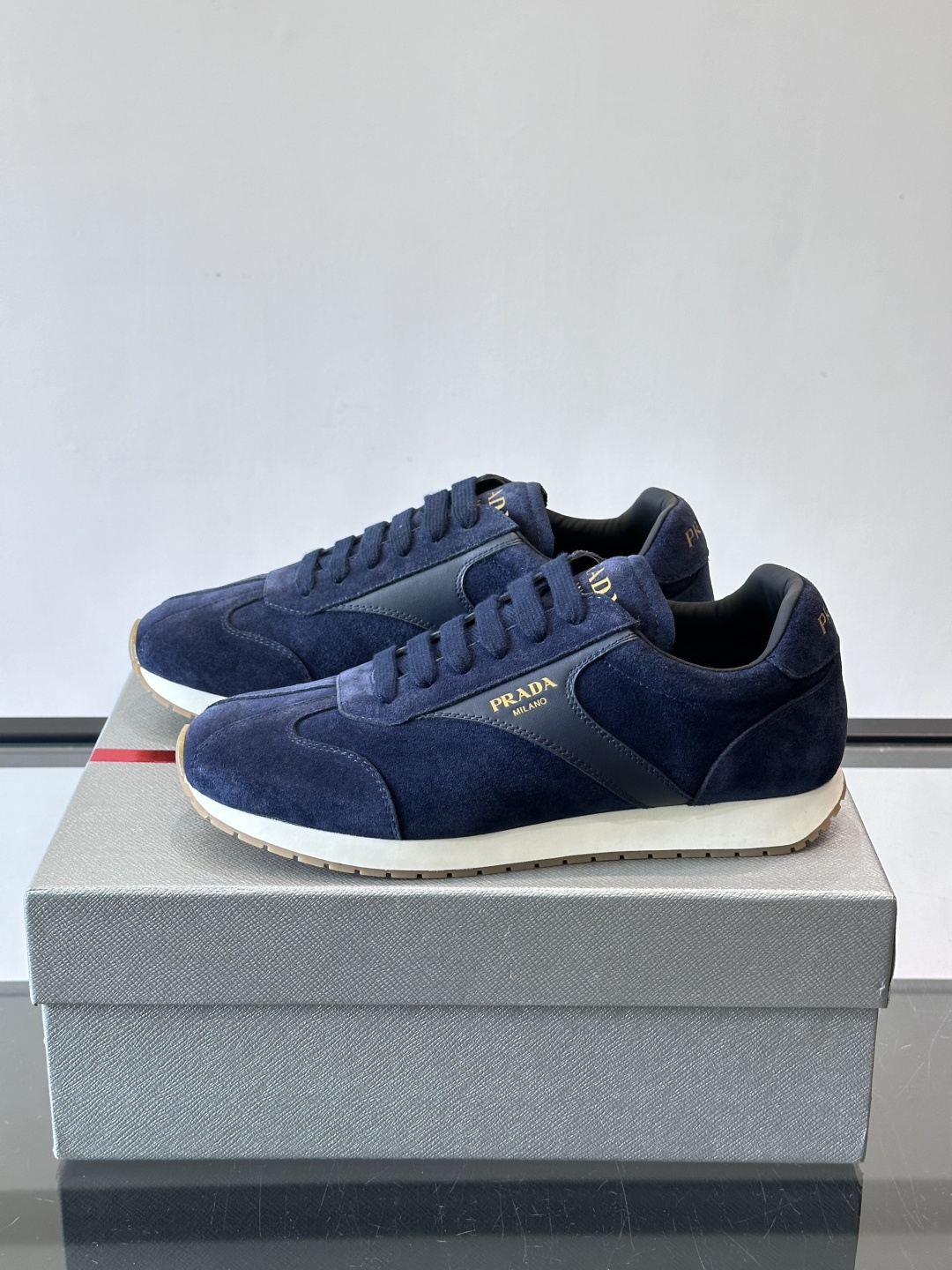 👟Prada这款拼接运动鞋，采用麂皮➕牛革，简约又有质感。侧面金色Logo超有辨识度✨，厚底橡胶鞋底，穿