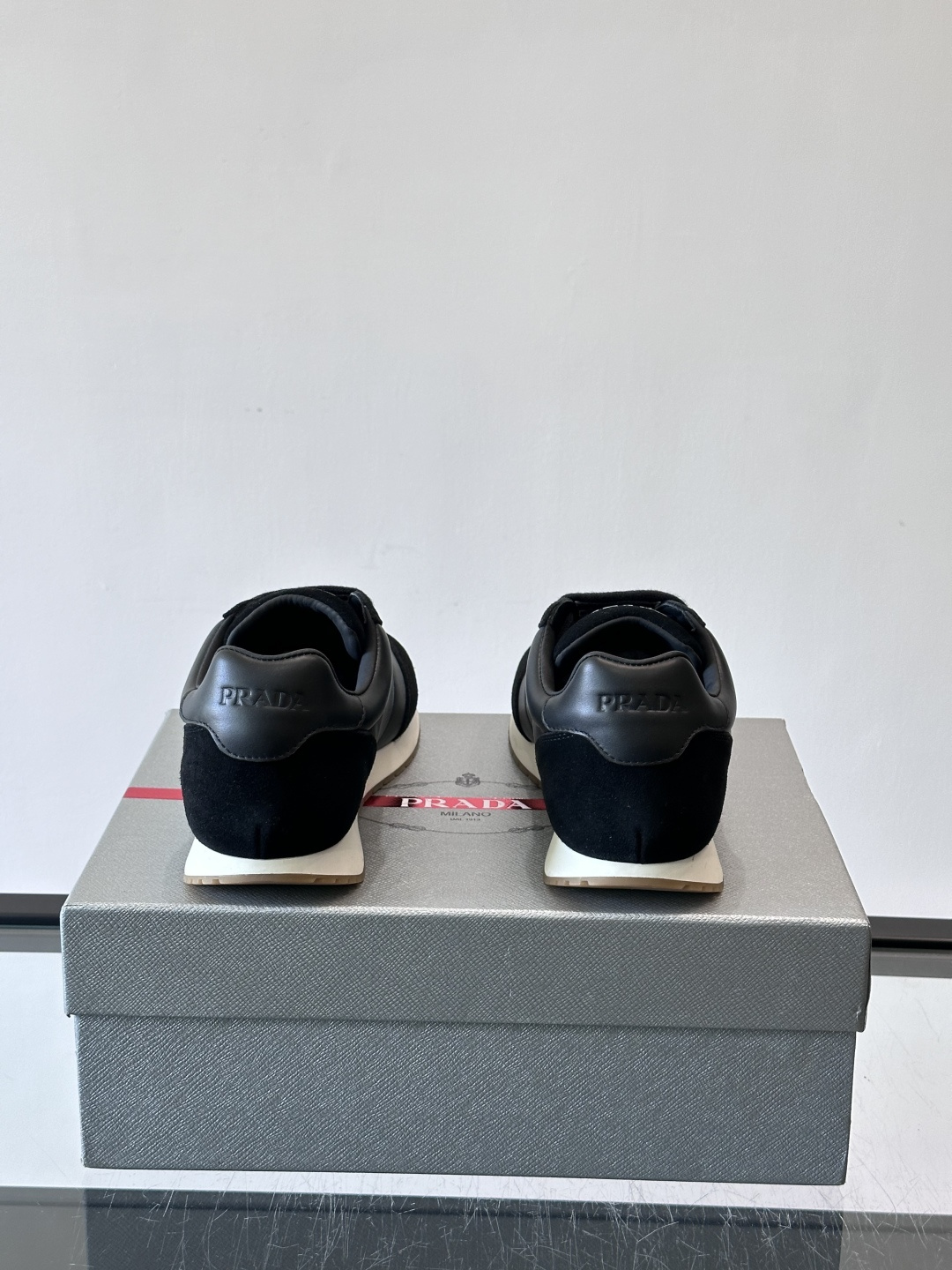 👟Prada这款拼接运动鞋，采用麂皮➕牛革，简约又有质感。侧面金色Logo超有辨识度✨，厚底橡胶鞋底，穿