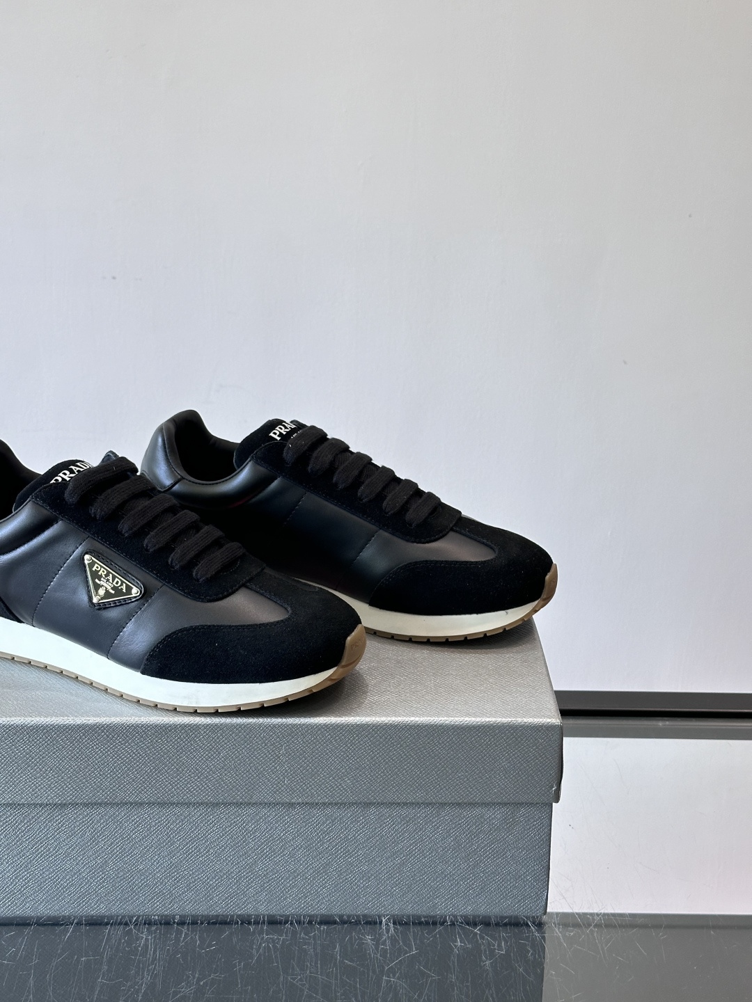 👟Prada这款拼接运动鞋，采用麂皮➕牛革，简约又有质感。侧面金色Logo超有辨识度✨，厚底橡胶鞋底，穿