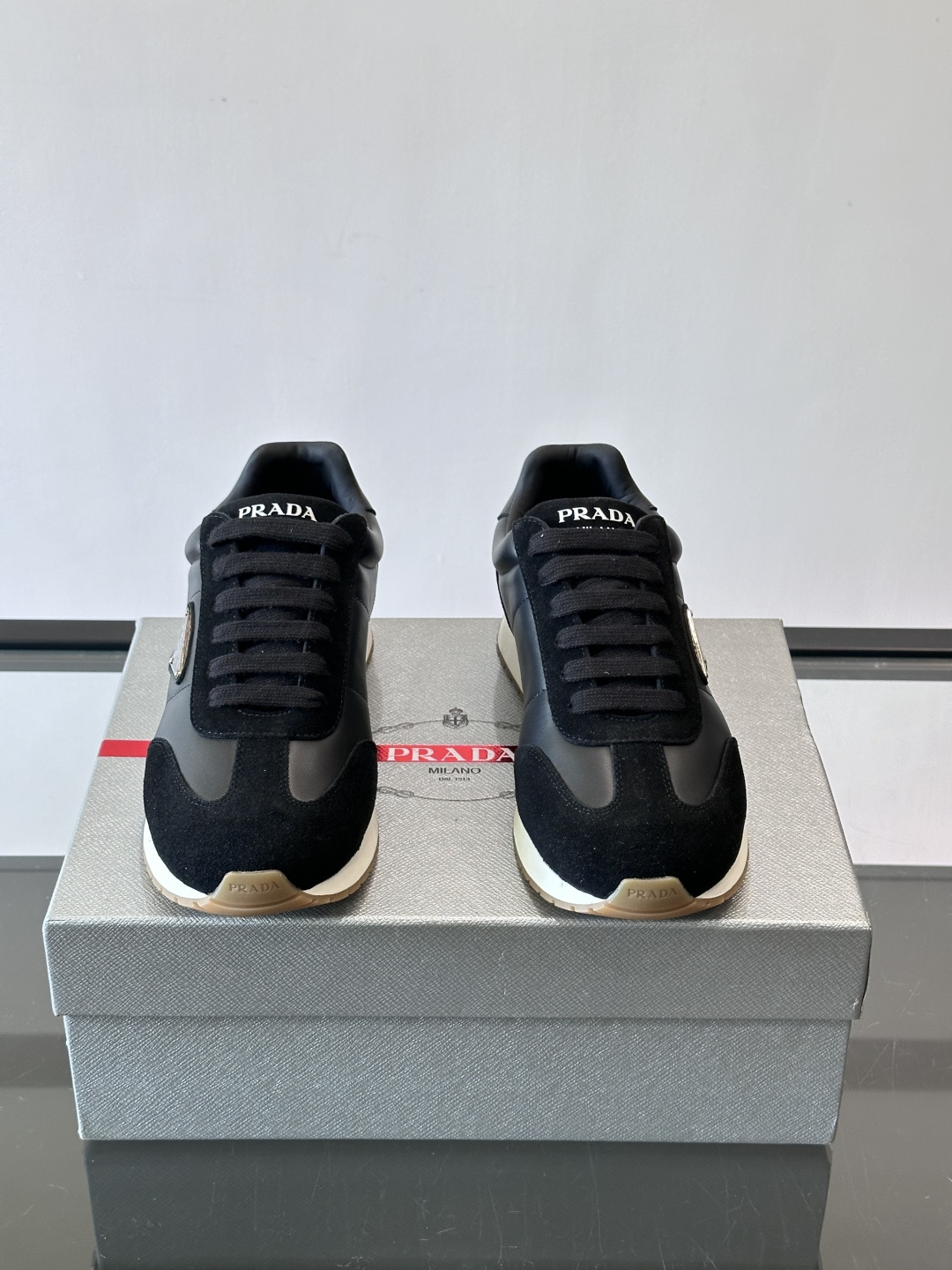 👟Prada这款拼接运动鞋，采用麂皮➕牛革，简约又有质感。侧面金色Logo超有辨识度✨，厚底橡胶鞋底，穿