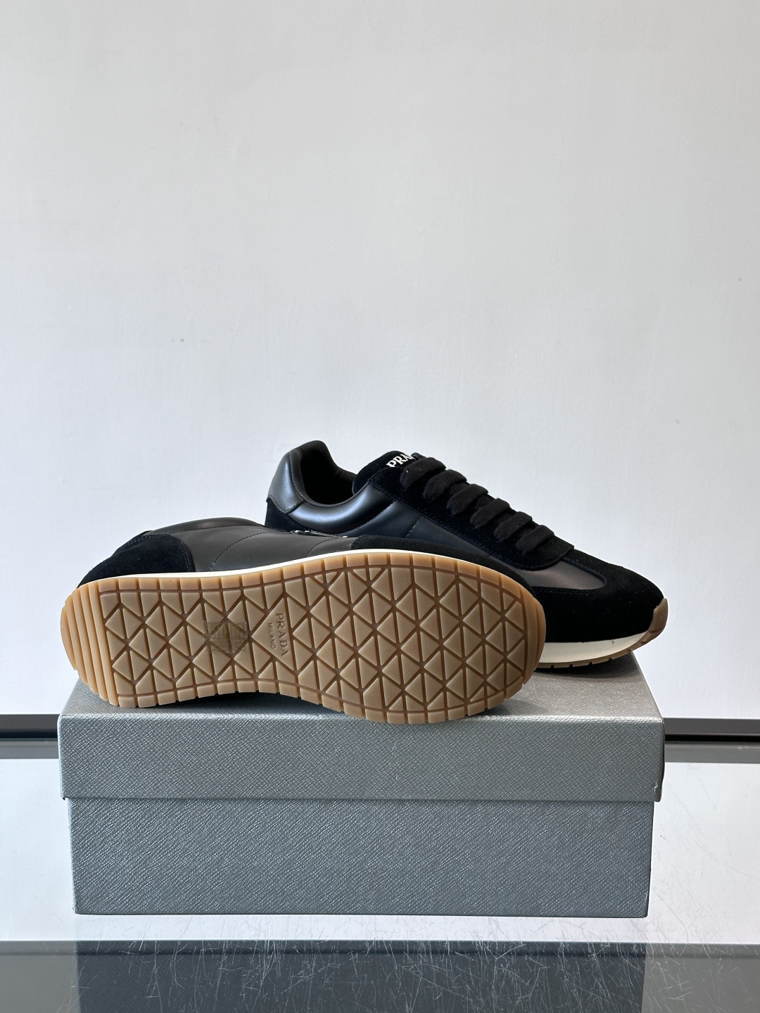 👟Prada这款拼接运动鞋，采用麂皮➕牛革，简约又有质感。侧面金色Logo超有辨识度✨，厚底橡胶鞋底，穿