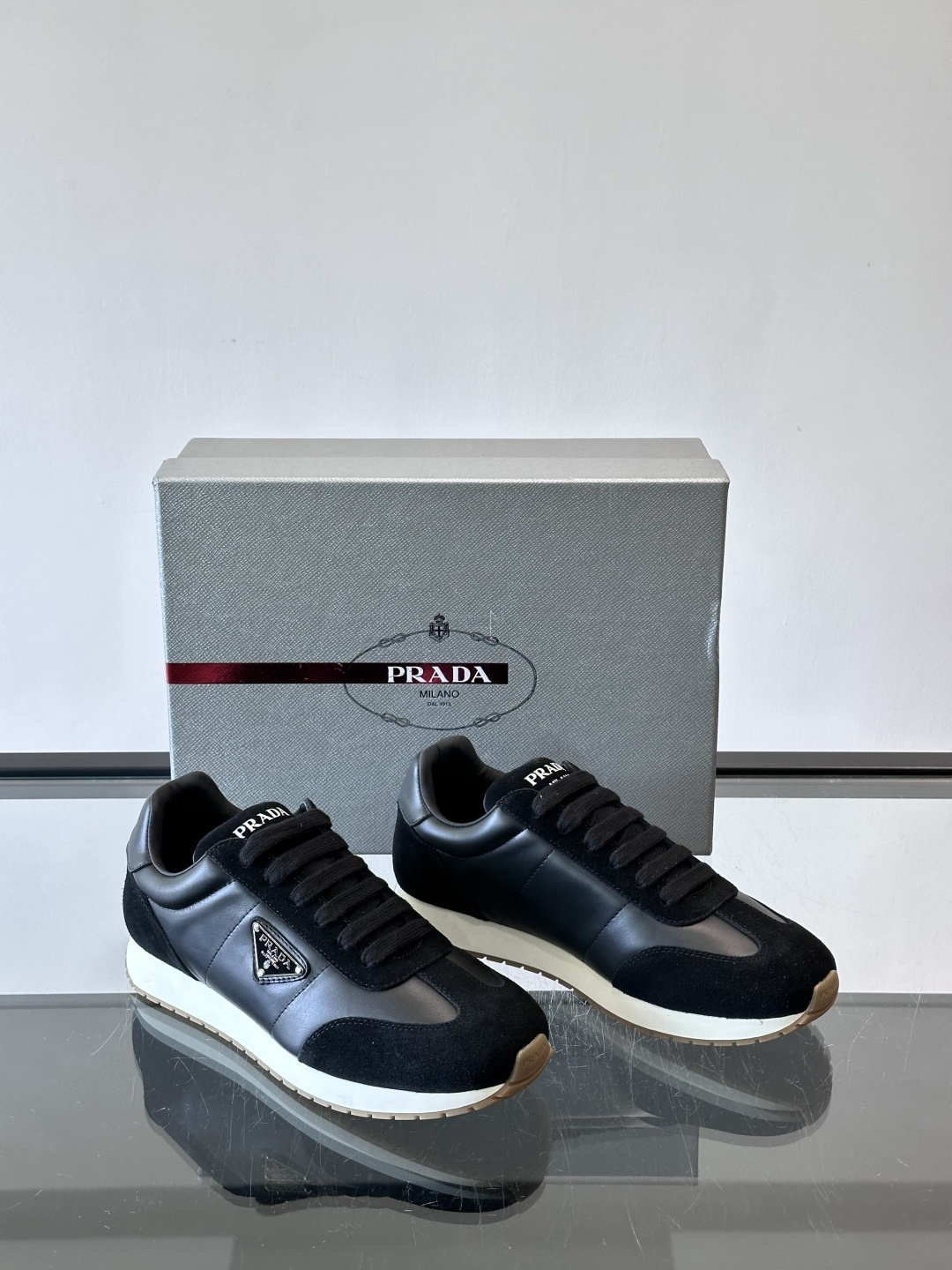 👟Prada这款拼接运动鞋，采用麂皮➕牛革，简约又有质感。侧面金色Logo超有辨识度✨，厚底橡胶鞋底，穿