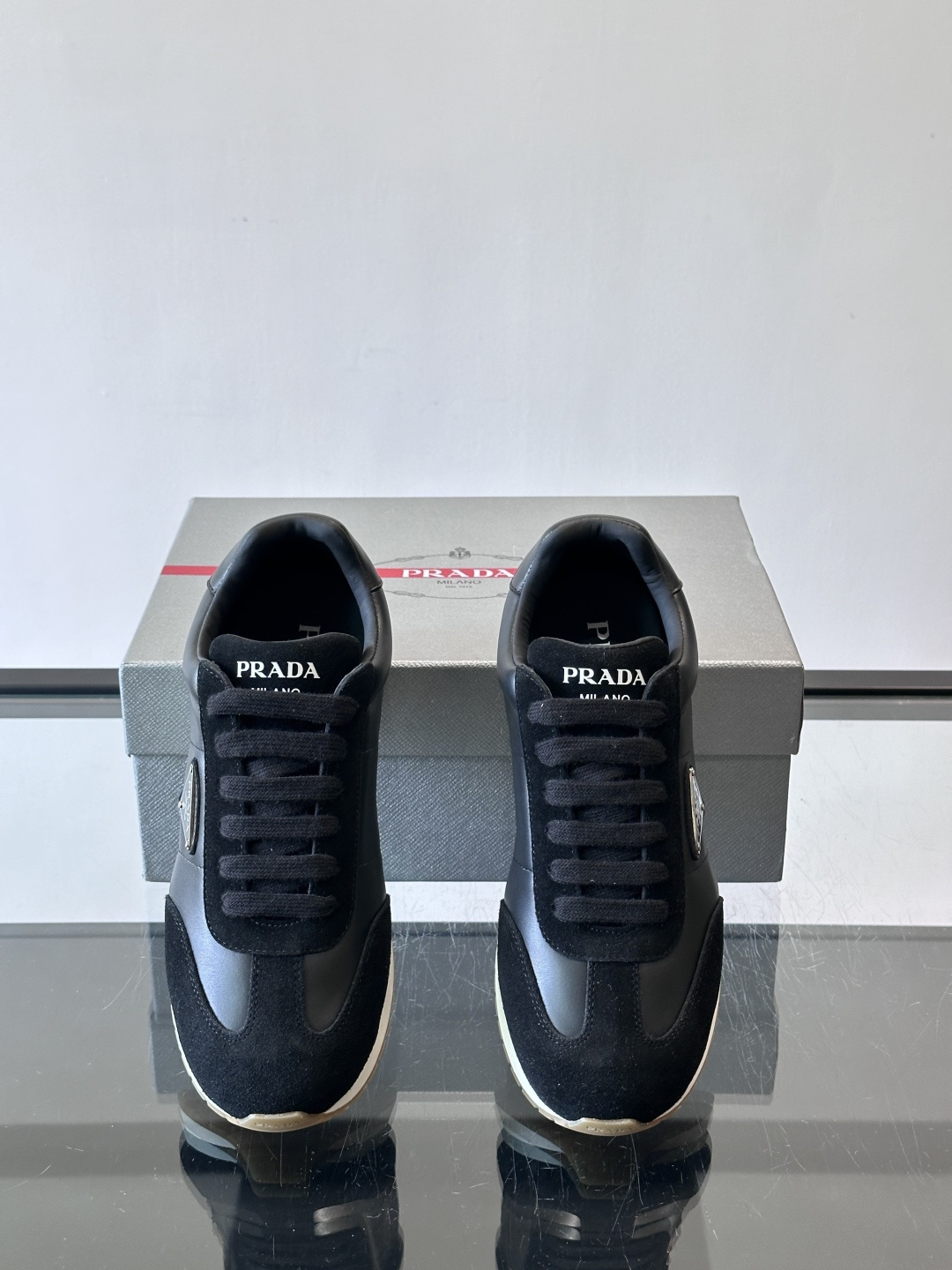 👟Prada这款拼接运动鞋，采用麂皮➕牛革，简约又有质感。侧面金色Logo超有辨识度✨，厚底橡胶鞋底，穿